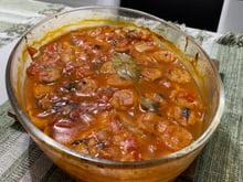 Filé de peixe com banana ao molho de tomate