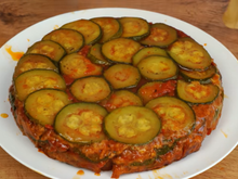 Abobrinha vegetariana de forno: receita simples e elegante com molho de tomate e crosta de queijo, não tem erro!