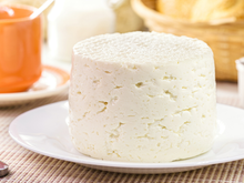 Após decisão da Anvisa, está suspensa a comercialização de queijo minas e molho pesto vendidos no Brasil: veja as marcas e os lotes afetados