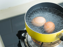 Preciso lavar a panela depois de cozinhar os ovos? Os especialistas têm uma visão clara sobre o assunto