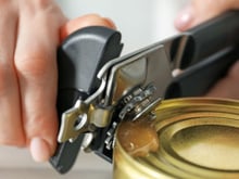 O abridor de lata ficou para trás: um truque simples usando um utensílio básico da cozinha resolve o problema em segundos