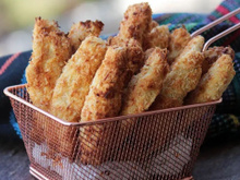 Iscas de frango empanadas com coco: receita feita na airfryer fica perfeita no meu molho agridoce caseiro