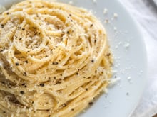 Espaguete cacio e pepe: receita rápida leva apenas 3 ingredientes
