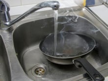 Pare de lavar a frigideira logo após o uso: essas são as consequências desse erro simples