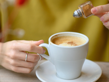 Vi essa dica no TudoGostoso e agora faço sempre: canela no café traz benefícios