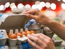As dicas de chef pra escolher bons ovos no mercado e armazenar do jeito certo na geladeira