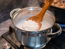 Ferver o arroz com duas gotas de vinagre branco: para que serve e por que o TudoGostoso recomenda fazer isso!
