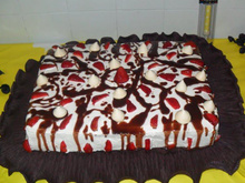 Bolo de baba de moça e doce de leite.