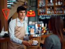 Ela reclamou que não tinham comida para veganos. O garçom a acalmou com uma frase curta