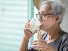 “Manter ossos fortes tem menos a ver com beber toneladas de leite": especialistas compartilham quais alimentos podem afetar negativamente sua densidade óssea