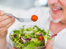 Atenção após os 50: esses são os alimentos que você deve comer para evitar lesões musculares, segundo especialista