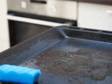 Como remover crostas pretas de assadeiras: o que usar para eliminar a gordura queimada