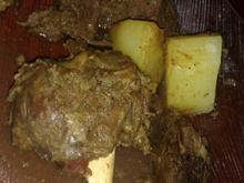 Bode assado na panela de pressão com cebola e batata
