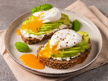 O truque infalível para preparar ovos pochê perfeitos dignos de um chef com estrela Michelin