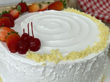 Vou fazer esse bolo para o aniversário da minha avó: massa de pão-de-ló econômica e recheio branco pronto em 3 minutos