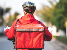 Já pensou se essa moda pega? Novo modo de delivery deixa moradores dessa cidade completamente apavorados