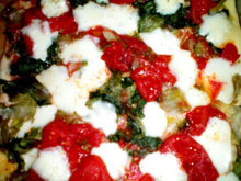 Focaccia com cobertura de escarola, queijo e tomate