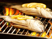 Grelhe peixes sem problemas com esta dica para que a pele não grude na churrasqueira!