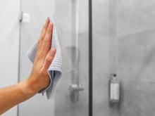 Não sabia mais o que fazer com meu box engordurado até que aprendi esse truque infalível com uma faxineira