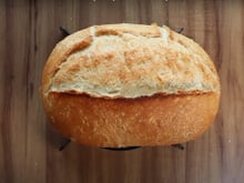 Essa é a melhor receita de pão caseiro para quem nunca fez pão: fácil de fazer e delicioso com a casca crocante e o miolo macio