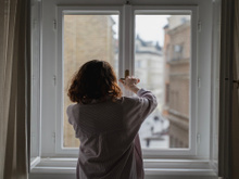 Moro sozinha há 6 anos e só agora descobri que esse hábito simples muda o clima da casa