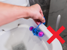 Passei a vida inteira pendurando o meu aromatizador de vaso sanitário do jeito errado: na borda, mas precisa ser feito de outra forma