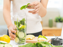 Suco com esse vegetal barato vale ouro: bebida com sabor neutro melhora a imunidade e o funcionamento do intestino, entre outros benefícios