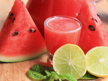Quais são os benefícios do suco de melancia com limão?