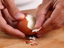 Como cozinhar ovos para que a casca se solte facilmente: a técnica da vovó para descascar sem esforço