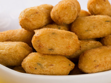 Aprenda a fazer um bolinho de mandioca delicioso para petiscar em casa: crocante e sequinho por fora