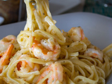 Macarrão com camarão cremoso e al dente sem passar do ponto