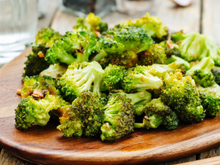 Adeus brócolis sem graça: não ferva e cozinhe com esse ingrediente simples, você vai mudar a sua opinião sobre o legume