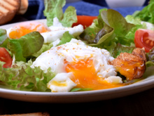 Tem um jeito muito simples de fazer ovo pochê em casa: é a forma mais fácil e o prato fica digno de chef