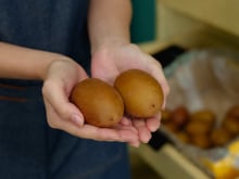 Aurelio Rojas, cardiologista: "Comer dois kiwis verdes uma hora antes de dormir pode reduzir o tempo necessário para adormecer em até 35% e melhorar a qualidade do sono."