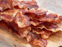 Truque é infalível para fritar bacon sem fumaça e gordura espalhada pela cozinha. Confira!