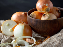 As cebolas ficam crocantes e frescas por até impressionantes seis meses se você guardar desse jeito