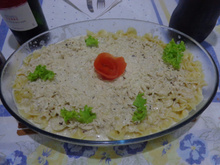 Macarrão com molho branco e frango desfiado