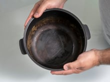 O perigo das panelas riscadas: o Teflon arranhado na sua panela antiaderente pode prejudicar a saúde