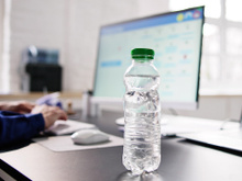 Nunca deixe a garrafa de água nesta posição pelo bem da sua saúde