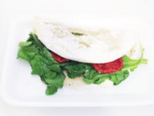 Tapioca de rúcula e tomate seco