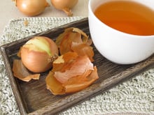 Chá de casca de cebola é um tesouro nutricional, conheça os benefícios da bebida