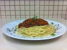 Macarrão ao molho de tomates frescos com carne seca