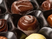 Por que os chocolates ficam esbranquiçados? Pode comer ou faz mal à saúde?