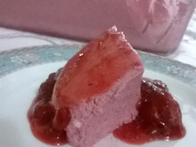 Mousse de frutas vermelhas com calda de geleia de morango