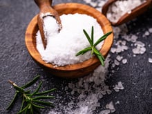 Misturar sal grosso com alecrim: para que serve e por que é recomendado fazer isso em ambientes fechados