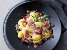 Queijo, bacon e ervas se juntam para formar o melhor nhoque que eu já comi na vida: aprenda a receita completa