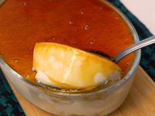 Sem forno e sem ovos: pudim na travessa é a melhor versão que já testei dessa receita