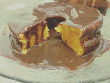 Bolo de cenoura com cobertura de chocolate