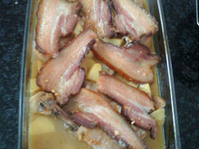 Frango na laranja com bacon e batatas douradas