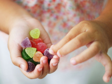Criança pode comer sal e açúcar? Saiba a idade certa para usar esses ingredientes nas refeições